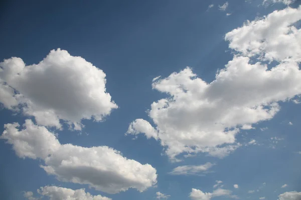 Ogarów Chmury Przyszedł Wiatrem Nadrobić Zaległości Sobą Niebie — Zdjęcie stockowe