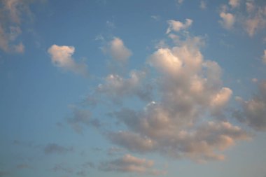 Harika gökyüzü ve bulutlar cennet cehennem çukuru bir açık pembe renk tayin akşam günbatımı kızdırma aydınlatır