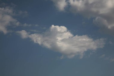 Bu orta bulut gökyüzünde akşam renkleri altın dokunur