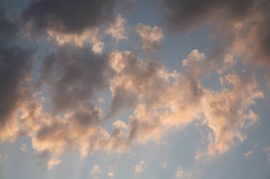 Kalın bulutların arasından güneş ışınlarının erken gelen gizemli ışık Peeps