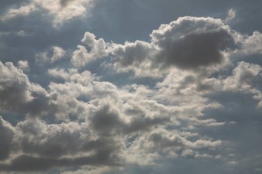 Olgun bulutlar nem toplandı ve oldu ağır onlar gökyüzünde uçmaya kolay değil ve aşırı su kurtulmak hazırlar