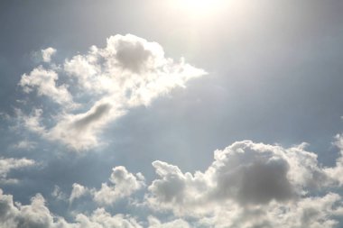 Çarpık yansıma gökyüzünde uçan bulutlar ve güneş ışınları bulut vücuda piercing var