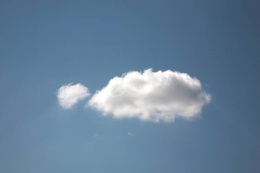 Küçük bulut büyük olan ile bağlanmak istiyor ve meltem mavi gökyüzüne sol tarafına götürmek