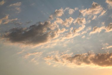 Nihayet gökyüzü kenar sabah şafak ve ilk güneş ışınları touch bulutlar