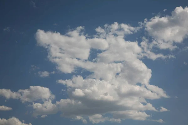 Utracone Chmury Zgubił Się Drodze Horyzoncie Którą Prowadził Przez Błękitne — Zdjęcie stockowe