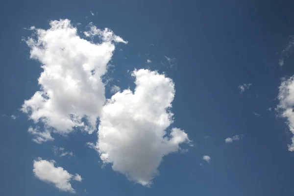 Link Pięciu Chmury Porusza Się Razem Niebie Ustawieni Pięknych Formacji — Zdjęcie stockowe
