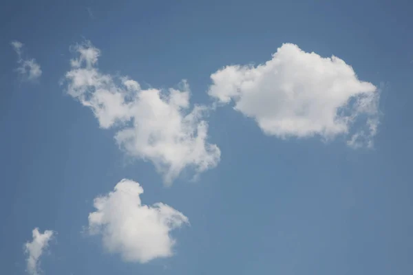 Duszny Chmury Kompletnie Posiwiała Słońce Niebo Odwrócił Niebieskiego Światła Niebieski — Zdjęcie stockowe