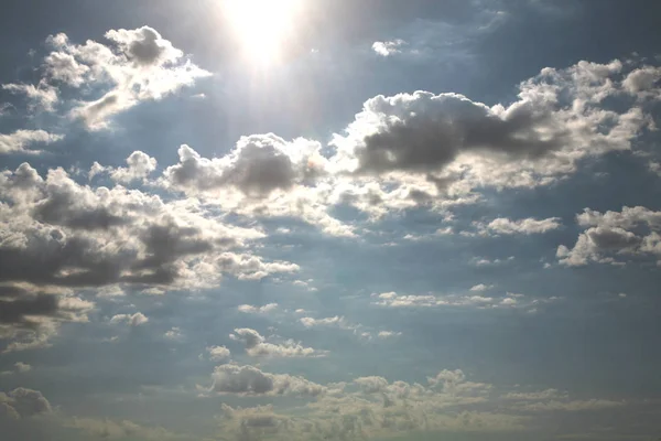 Oynak bulutlar alt gökten bir tarafa tekrar gökyüzüne tepesine tırmanmaya inerler