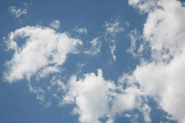 Fliegende Wolken Hüllten Den Himmel Einen Schönen Tanz Ein — Stockfoto