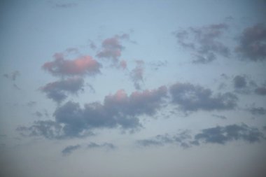 Gökyüzü bulutlar ağır, gece uzakta öldü rüzgar uykuya daldı ve biz aklını tam barış olsun