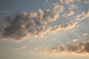 Bulutlar gece karanlıktan uyandı değil ve sun'ın şafak zaten ışınları onları tek renklerde yavru