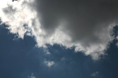 Gökyüzü kenarına onun nem çeker aşağı büyük bir bulut tarafından kapalı