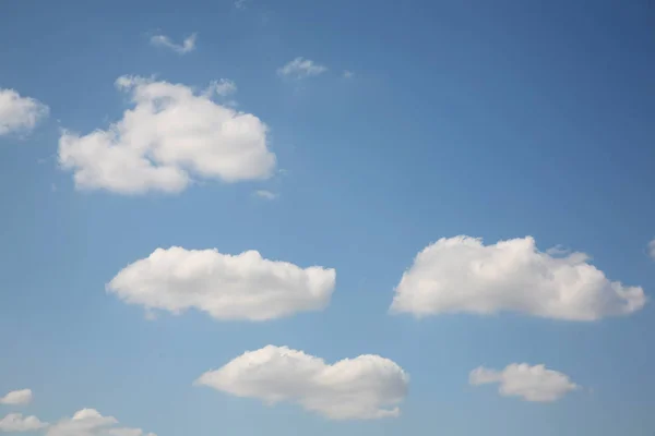Zarte Transparente Wolken Fliegen Bei Heißem Wetter Den Klaren Himmel — Stockfoto