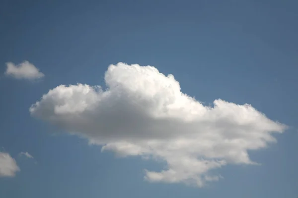Ogromnej Chmury Duży Rozmiar Pięknie Leci Przez Niebo Napędzany Przez — Zdjęcie stockowe