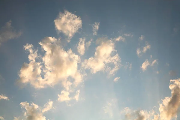 穏やかな雲が空の内部の光で照らされているし 風が空にそれらを離れてドライブ — ストック写真