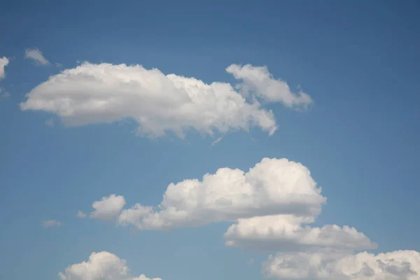 Riesige Helle Wolken Verschlossen Den Horizont Und Ein Durchsichtiger Wind — Stockfoto