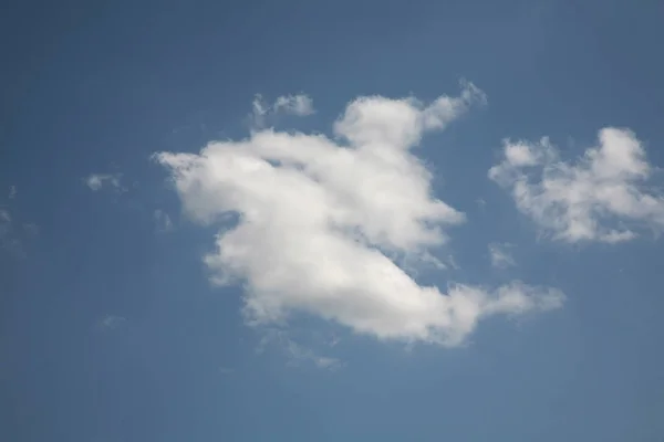 Samotny Chmury Jak Wędrowiec Błękitne Niebo Podróżuje Skrzydłach Wiatru — Zdjęcie stockowe