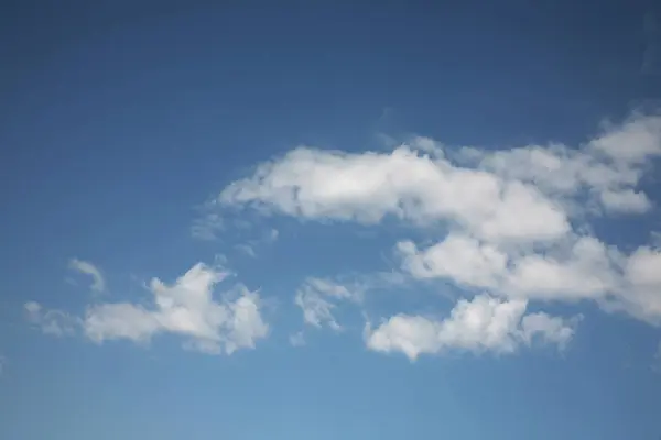 Schwebende Wolken Ziehen Langsam Mittagshimmel Entlang — Stockfoto