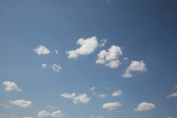 Der Schöne Himmelhimmel Mit Transparenter Farbe Ist Mit Festlichen Wolken — Stockfoto