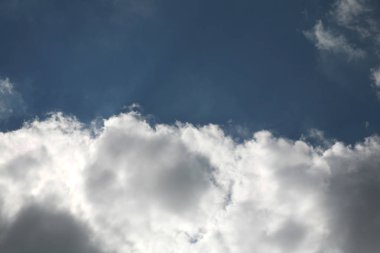Şeffaf parlak gökyüzü çok güzel güneş ışınlarının bulut yaktı
