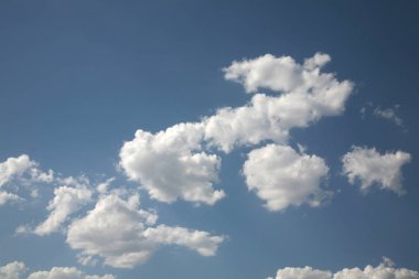 Mavi gökyüzü deve ile Rüzgar saskutil bu güzel beyaz bulutlar saçlarını biraz kenarlarına fluffed