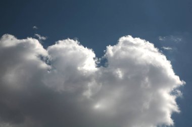 Büyük bulutlar ton doğrudan yere otur