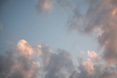 Hafif hafif akşam günbatımı yumuşak renkleri bir ton gökyüzü görünür parlak noktalar bulutların doldurur