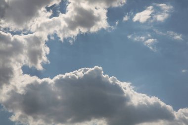 Güzel büyük bulutlar güzelliği tüm ufuk gölgede hatları