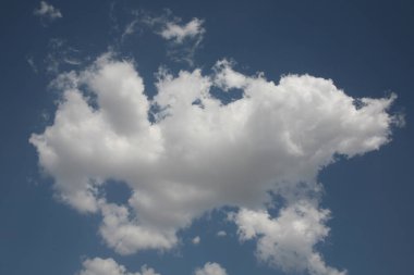 Fiesta bulutların gökyüzünde şenlikli bir dans onları çizerek yaz esintisi varış kutluyor