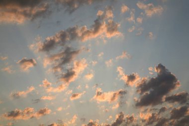 Sabah güneş ışınlarının tüm bulutlar sadece koyulaştırmak için gökyüzüne kenarlarını uyandım ulaşmak olmayan