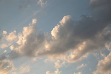 Göksel şafak sabah ışınlarının bir özel sıcak güzel bulutlar romanlarının