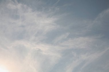 Beyaz bulutlar gökyüzünde ışık güzel streams nüfuz, onlar her zaman onların şekil ve içeriği değiştirme