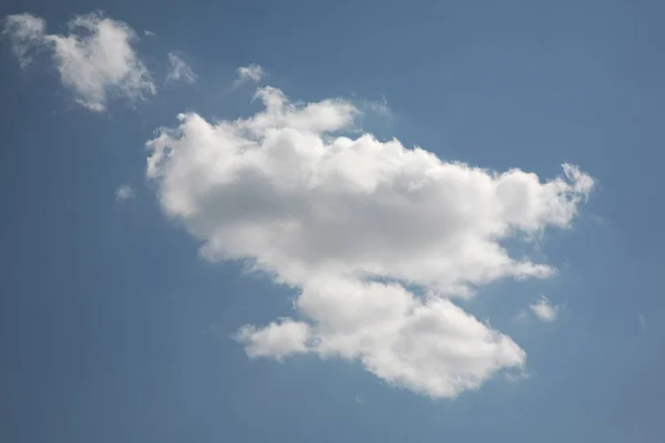 Prosty Chmura Znajduje Się Piękny Kształt Delikatne Krawędzie Niebieskim Tle — Zdjęcie stockowe