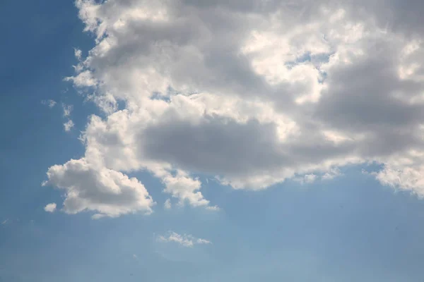 Die Sonnigen Himmel Erwärmten Wolken Spazieren Durch Den Verlassenen Himmel — Stockfoto
