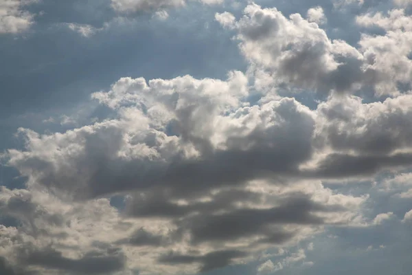 Flying clouds tend to reach the edge of the sky as quickly as possible