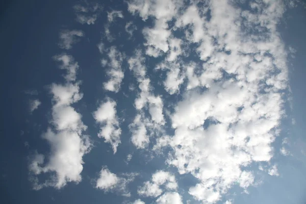 Rajadas Frontais Vento Celestial Varreram Belas Pequenas Nuvens Todas Direções — Fotografia de Stock