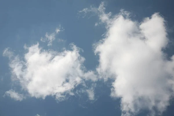 Bardzo Piękne Chmury Lekkie Jak Puch Rozpędzany Niebie Spirali — Zdjęcie stockowe