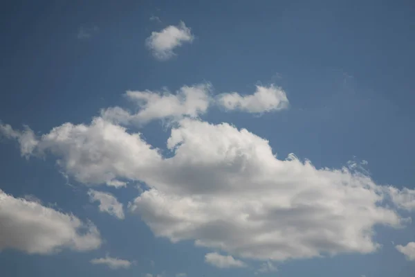 Schöne Dunkle Wolken Bedeckten Den Blauen Himmel — Stockfoto