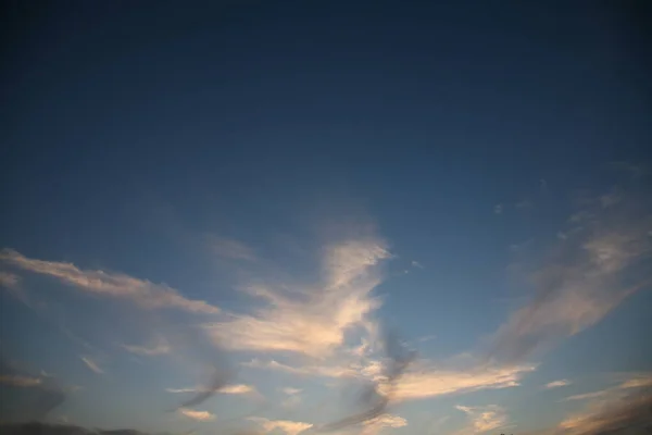 Večer Krásné Nebe Modrém Pozadí Slunce Svítí Jeho Teplé Růžové — Stock fotografie