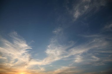 Güzel gökyüzü günbatımı soar soyut bulutlar güneşin çok güzeller ve renkleri arka plan üzerinde kuvvetli rüzgar ile karışık