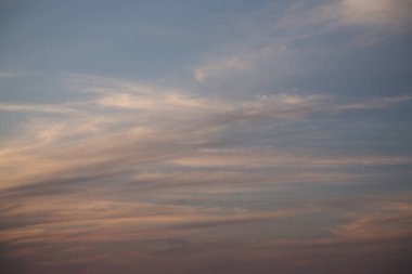 Ufuk parlak bulutlar ile boyanmış ve gökyüzü mavi bir ışık paylaşılan rüzgar hoş darbeler ve giden yaz arka plan oluşturur