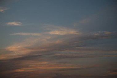 Böyle gökyüzü sadece gece geç saatlerde görülebilir pembe günbatımı renkleri tarafından bulanık güzel bulut mavi arka plan görüntü ve soyut ufuk