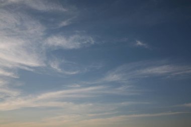 Florasan pembe sıcak sesi nerede karışık bulutlar ve gökyüzü akşam ve rüzgar akımları renklerde günbatımı güzel resimler dağıtmak