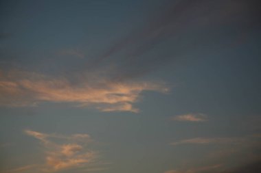 Güzel desen duvar kağıdı kabarık bulutlar ve gökyüzü arka plan göklerin bir bohça ufuk pembe tonları hala boya mavi çizgi boyunca yüzen