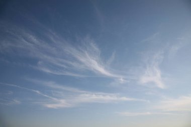 Sabah erkenden her zaman güzel bir gökyüzü bulutlu görünmez güneş ışığı akışı olduğunu