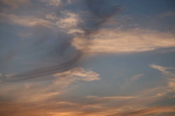 美しい雲と発信の暖かい太陽の光として地平線の向こう図面の夕日の壁紙風散布図の背景に空 — ストック写真