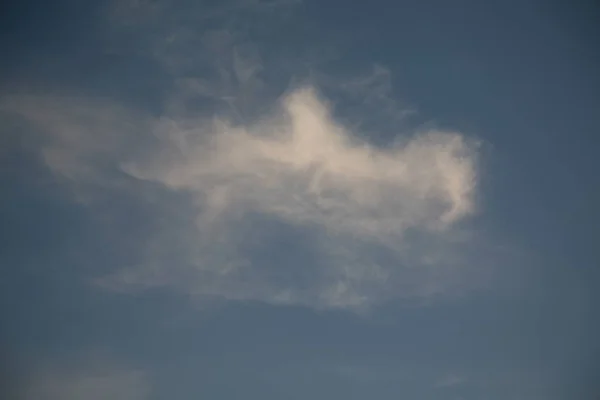 簡単に夏の風の明確な空に浮かぶ美しい孤独な雲が地平線のラインに沿って運ぶ — ストック写真