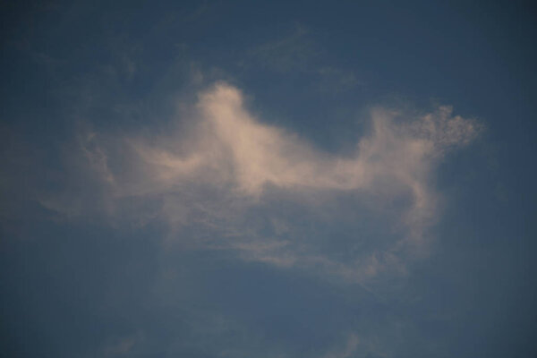 Красивые виды на облака против голубого неба солнце светит и его лучи светят через прозрачное небо
