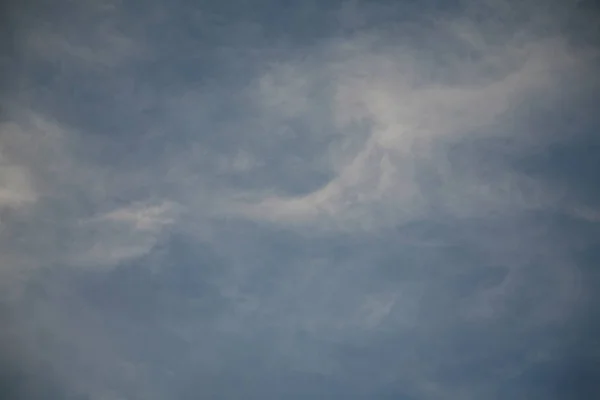 Licht Wolken Mooie Achtergrond Blue Sky Stralen Van Zon Enigszins — Stockfoto