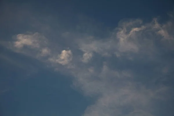 Felhők Gyorsan Repülnek Mint Feltöltött Fotonok Fény Gyönyörű Magasságával Megpróbál — Stock Fotó